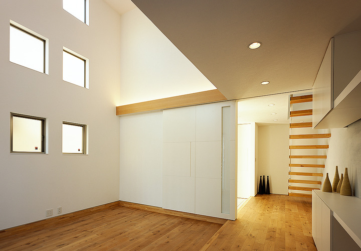 大きな釣り引き戸が、玄関ホールを自由に独立した空間にさせる