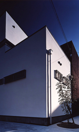 雨樋をデザイン的に処理した、凹凸の少ないシンプルな外観