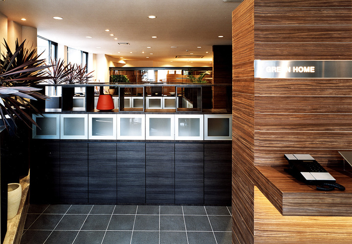 腰高までの造作家具でシックに統一された、モダンなオフィス