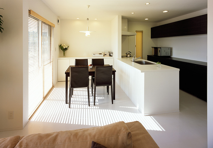 ウッドブラインドから眩いばかりの光と風が入ってくる、最高のロケーションにあるダイニング・キッチン