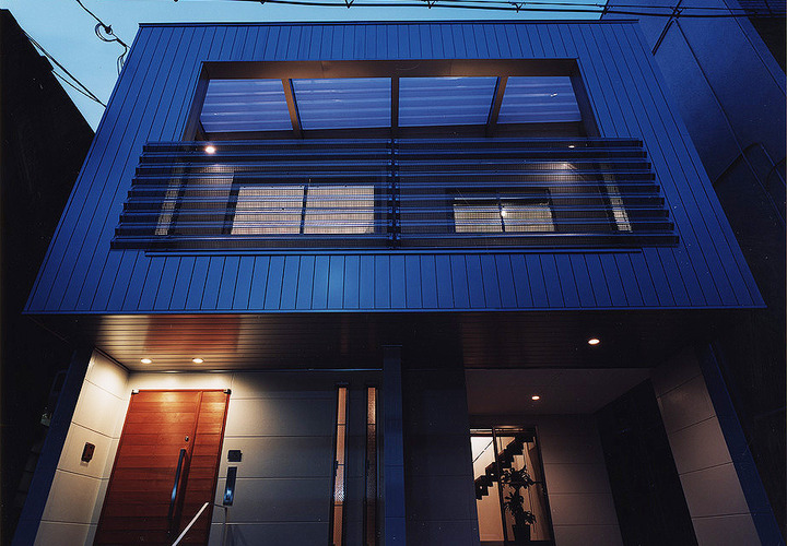 外観・プラン・断面ともに、南に向かって大きく開くカタチを造った外観