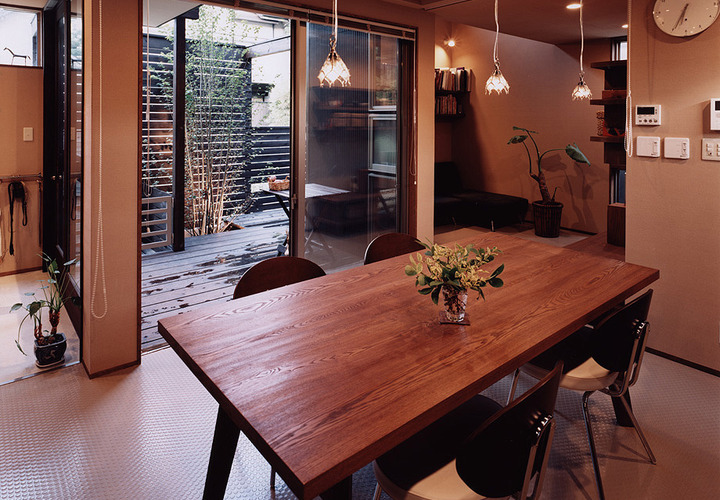使い込むうちに、より愛着がわくであろう造作物の素材感で満たされたダイニング