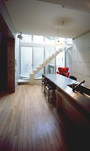 ドライエリアで地階でも明るいLDK