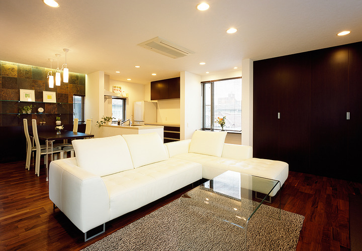 大人の余裕を感じるテイストでまとめた、上品で明るいLDK