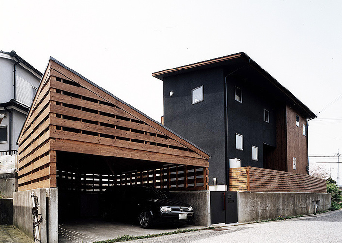 明と暗が共存する住宅