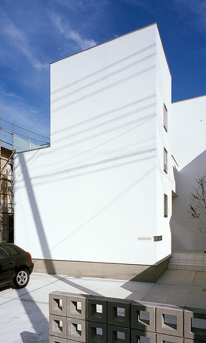 キャンバスのような白い大きな壁が、街の喧騒から住まう人を守る外観