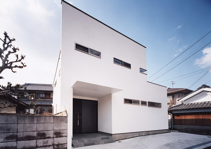 古い街並みに建つ住宅