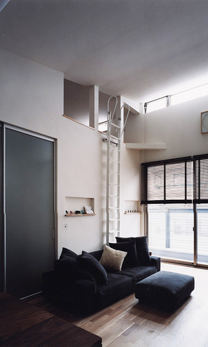 高さのあるロフトまでスッと伸びる、ソファ後ろに降り立つロフト用はしご