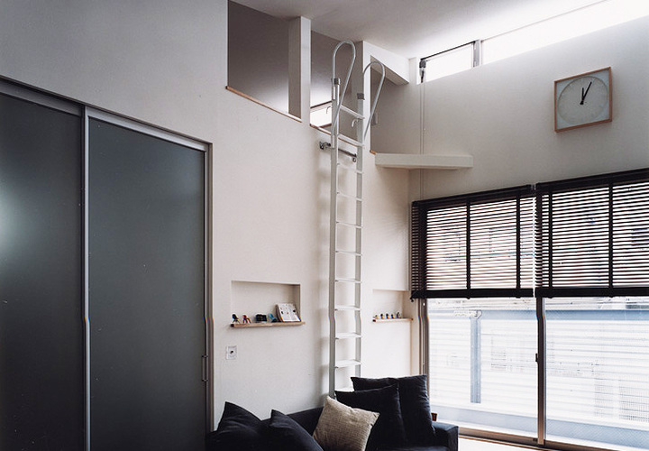 高さのあるロフトまでスッと伸びる、ソファ後ろに降り立つロフト用はしご