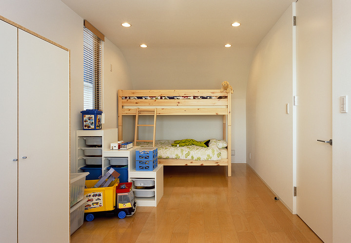 内部空間を有効に確保すべく採用した、曲線が眼を惹く子供部屋