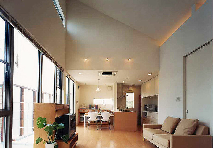 屋根の傾斜をそのまま利用して吹き抜けを作った、バルコニー側を全面窓にしたＬＤＫ