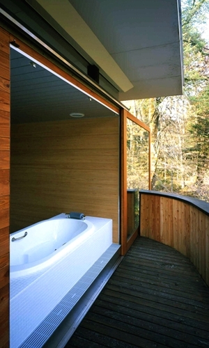 建具を引くと露天風呂に早変わり