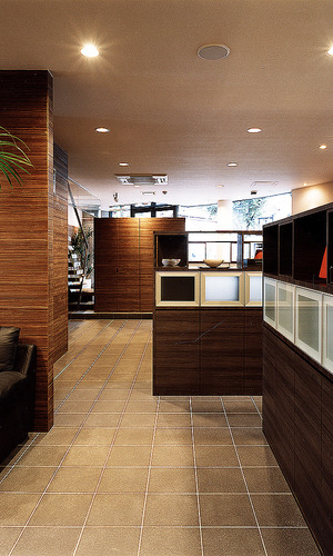 導線を広くし、パーテーション代わりの仕切り棚を低めに設定して、圧迫感のない開放感溢れるオフィスに