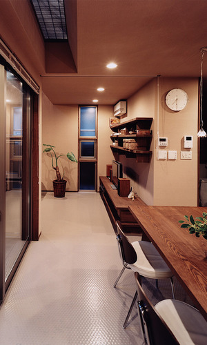 身体にぴったりフィットするサイズ、明るすぎない室内ゆえに心地よさを感じるリビングダイニング