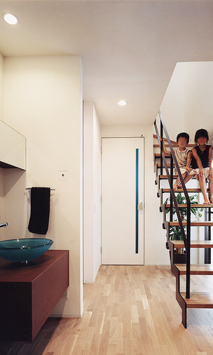 子供の格好の遊び場と化す、重さを感じさせない軽やかな動きのある階段