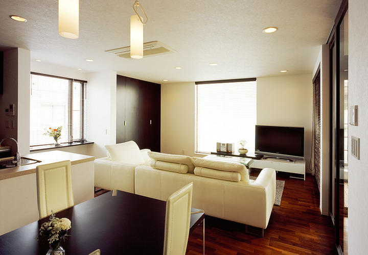 四方にある窓から、心地良いそよ風と光が入ってくる贅沢リビング