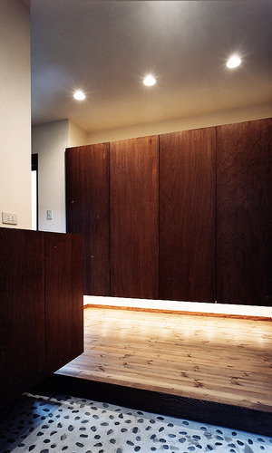 上下に遊び空間を作り、重量を感じやすい収納を軽やかに演出した玄関ホール