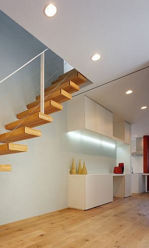 等間隔に並んだダウンライトが、空間に統一感を生む