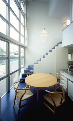 2層分の窓で開放的なリビング