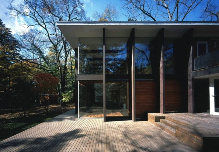 広いテラスで家族や仲間と楽しむ