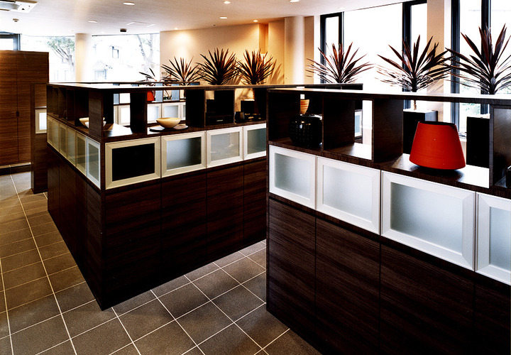 オフィス全体に眩いくらいの光で満たされている、色のトーンを抑えて美しさを強調したオフィス