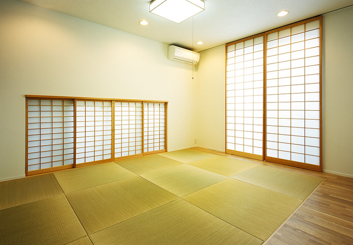 二面に障子を使った、障子越しの和らいだ光で満たされたシンプルな和室