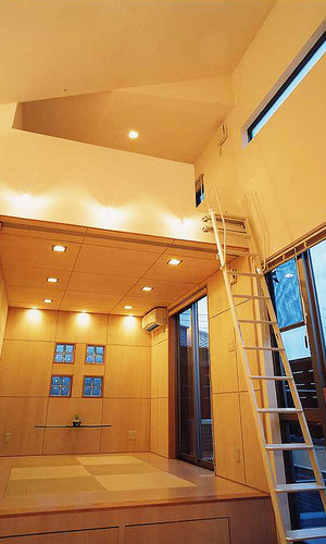 床収納と天井上にロフトも備えた、開放的な和室