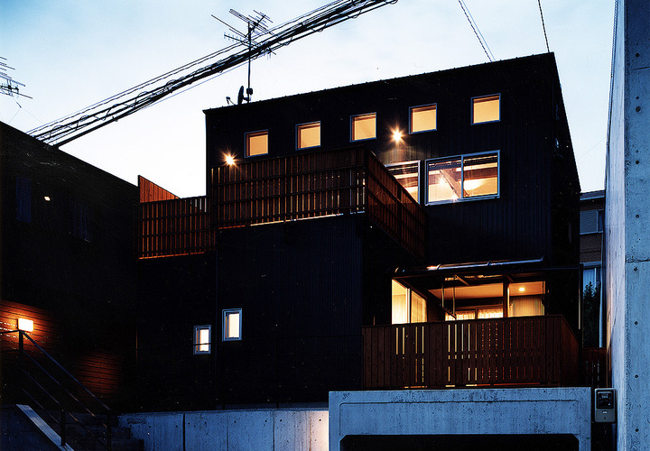 絶景の眺望をふんだんに味わうためにデザインされた、市街を望む高台に建つ住宅