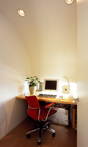 外壁の曲線をそのまま活かした、コンパクトなパソコンスペース