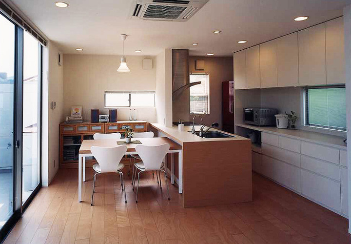 大容量の壁面収納を持つ、圧迫感のない開放的なダイニング・キッチン