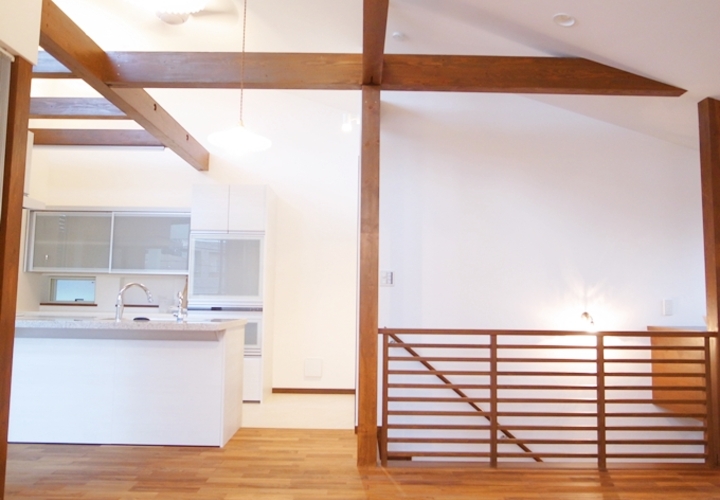 むき出しの梁がリズム感を生み出す