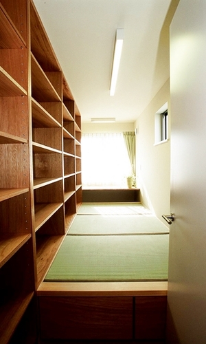 一面をすべて収納にした和室