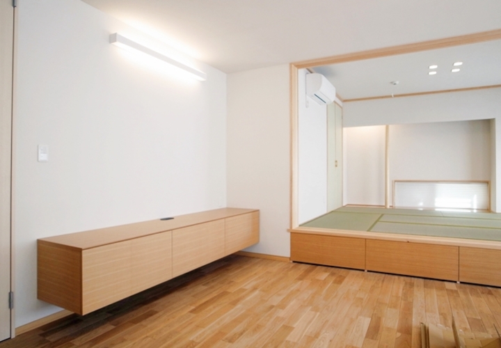 リビングには造りつけ家具と畳下のたっぷり収納