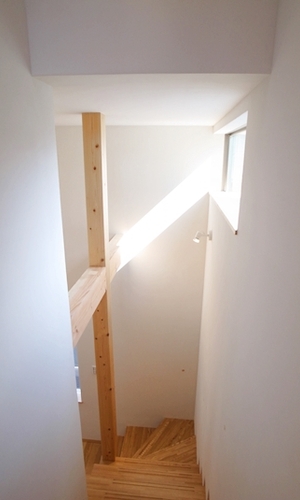 十字の梁が印象的な階段