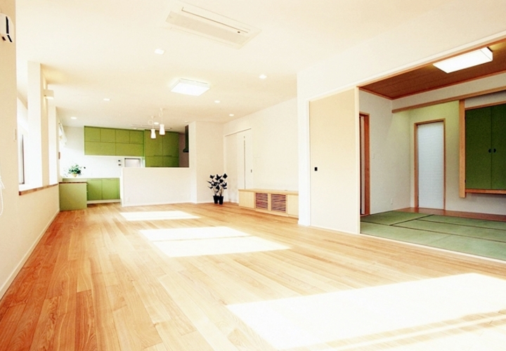 和室の引き戸を開けるとさらに大空間が生まれる