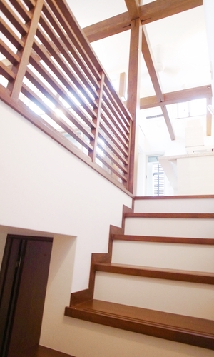 梁部分と踏み板のこげ茶が調和した階段