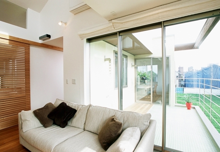 バルコニーにつながる大きな窓から景色を楽しむ