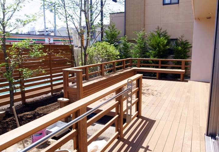 景観を損なわないウッドデッキの物干し