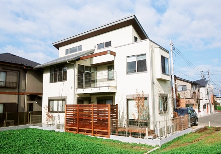 柔らかくプライバシーをまもるウッドフェンス