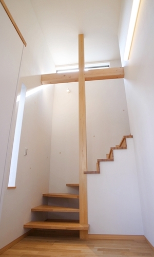 二階へと導く天井の高い階段ホール