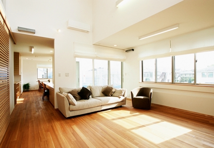 ダークブラウンと生成りでまとめたナチュラルなリビングインテリア