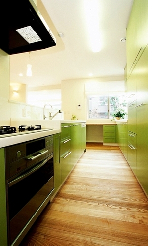 爽やかなライムグリーンのキッチン