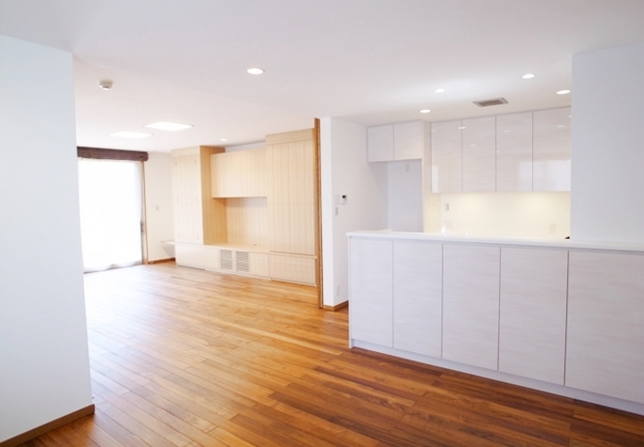 ダイニングからリビングへの眺め