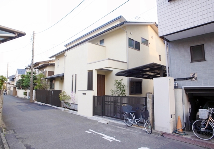 車庫方向から外観を見る