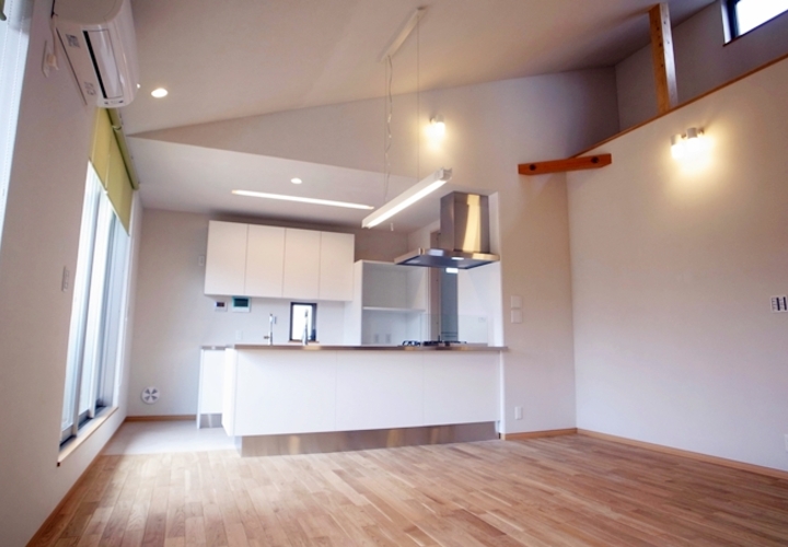 二方向から光を取りこみ明るいリビングルーム