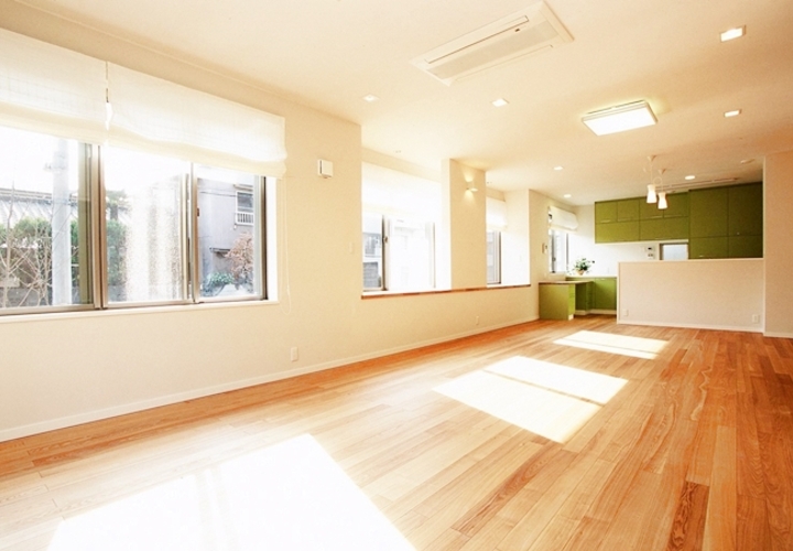 キッチン方向をリビングルームから見る