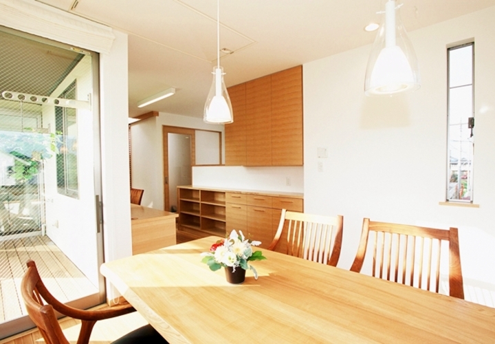 リビングとダイニングスペースを緩やかに仕切る