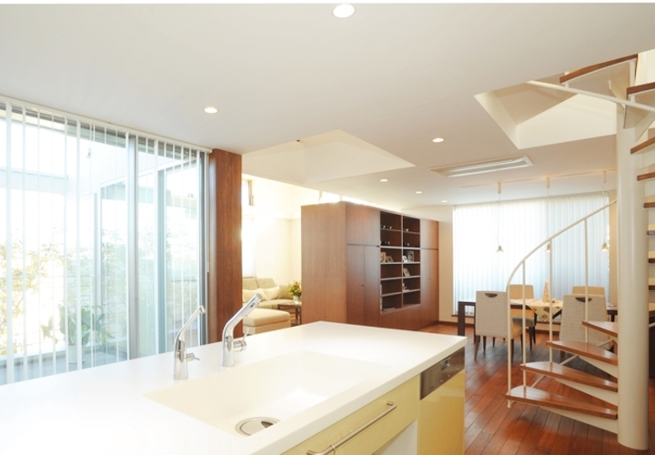 リビングとダイニングを見渡せる位置に配置されたキッチン