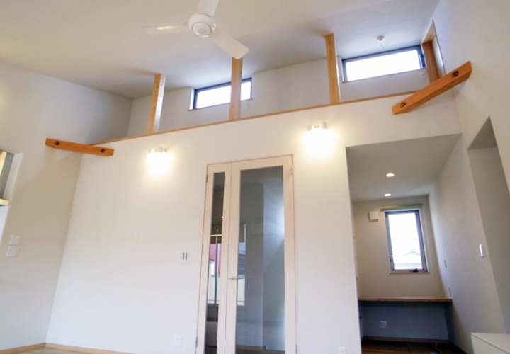 吹き抜けのある白いリビング