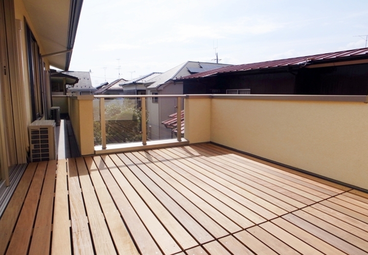 気持ちの良い日差しが降り注ぐウッドデッキ